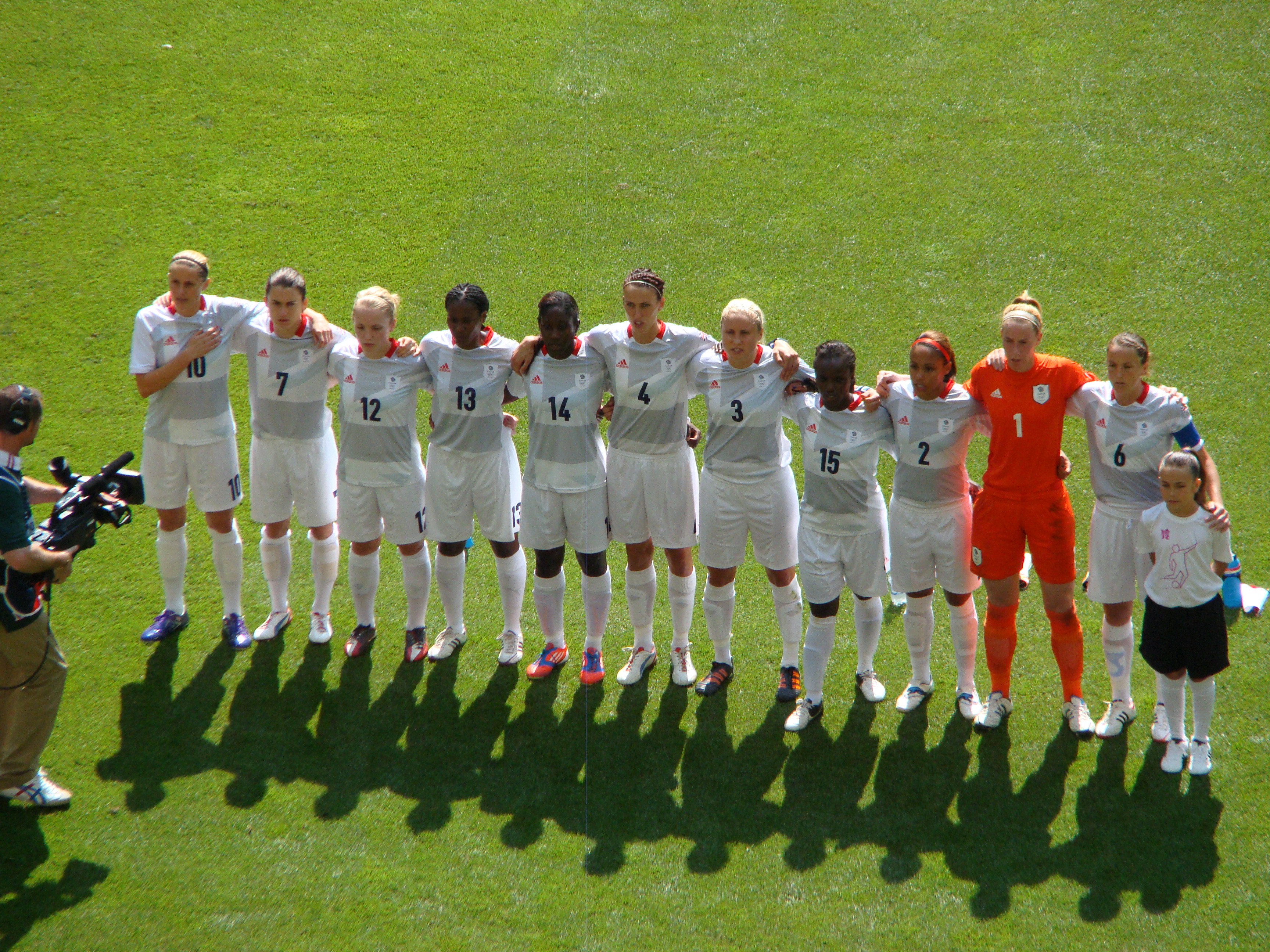 2012년 영국 여자 축구 올림픽 대표팀 소속으로 국가 제창 시 리틀(왼쪽에서 세 번째).