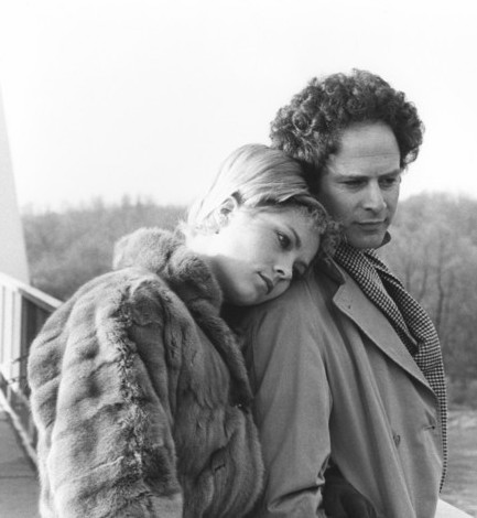 밀레나와 알렉스로 분한 러셀과 가펑클