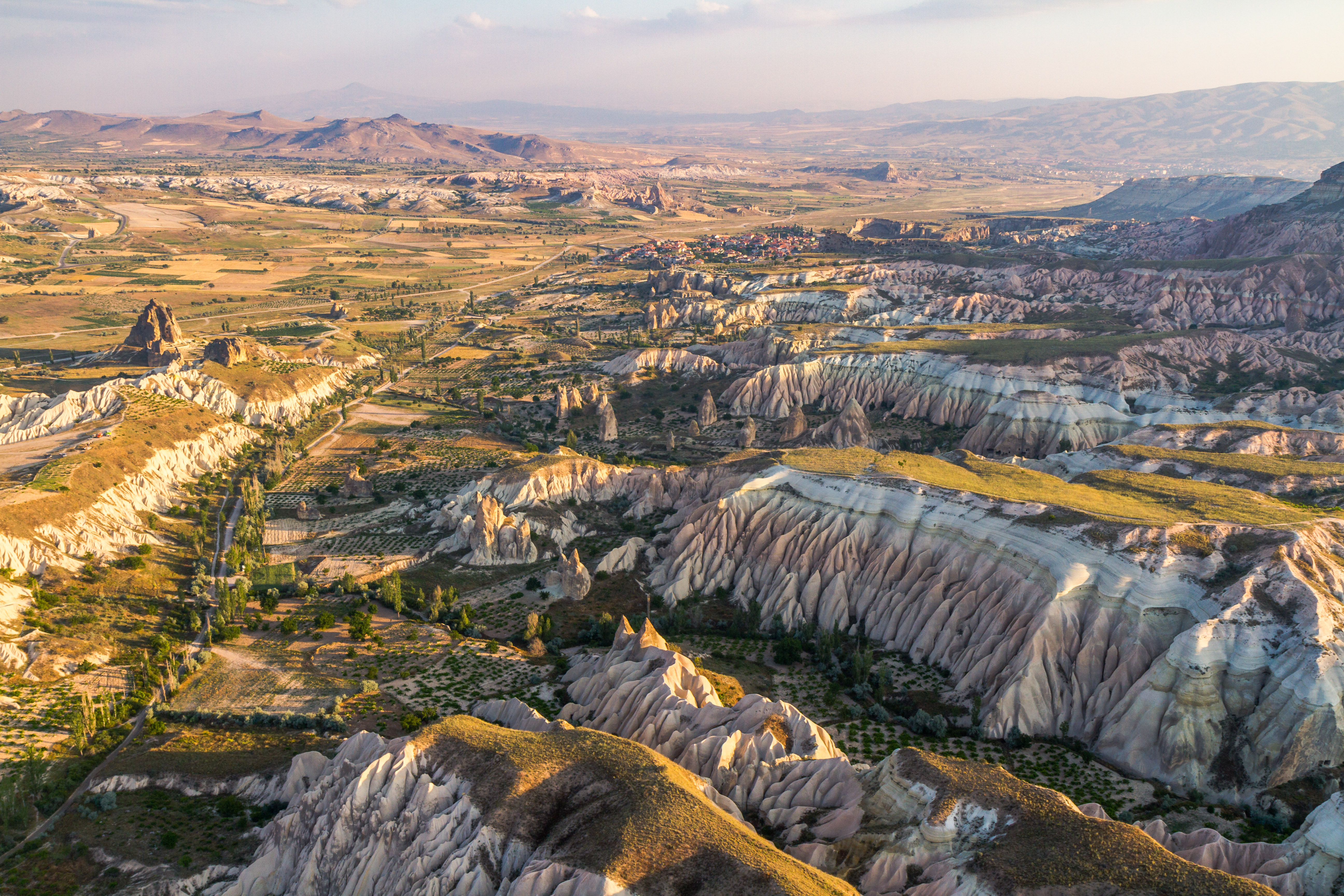 Kawasan Anatolia Tengah: Cappadocia terkenal dengan rumah batu unik dan rupa bumi gunung berapinya.