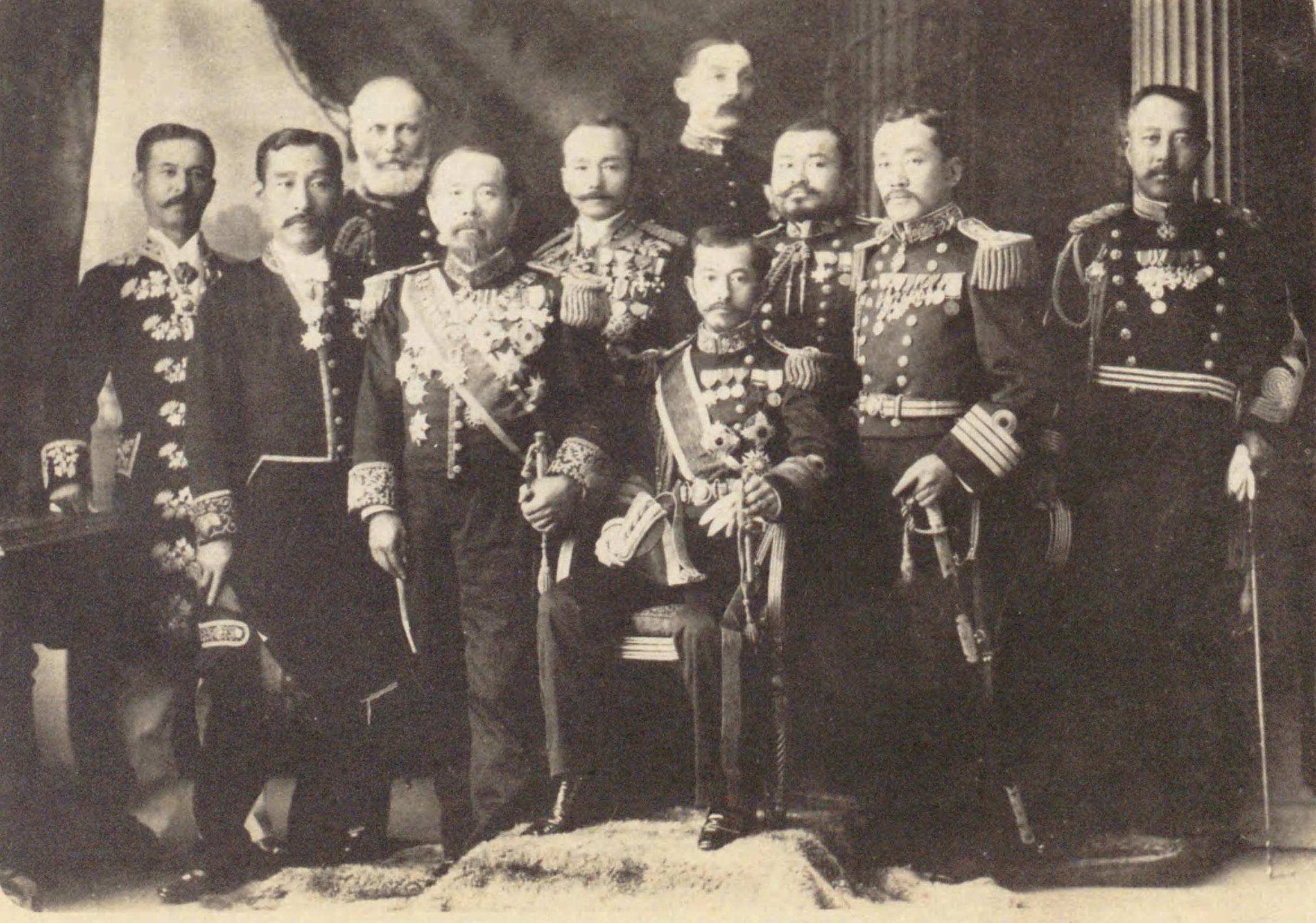 1897년(메이지 30년) 6월, 빅토리아 여왕의 재위 60주년 기념식에 참석하기 위해 영국으로 떠난 다케히토 친왕 (중앙). 왼쪽은 수행원인 이토 히로부미.