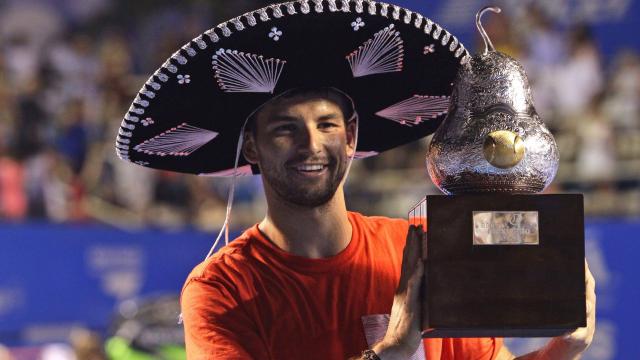 Dimitrov dengan trofi di acara Acapulco 2014