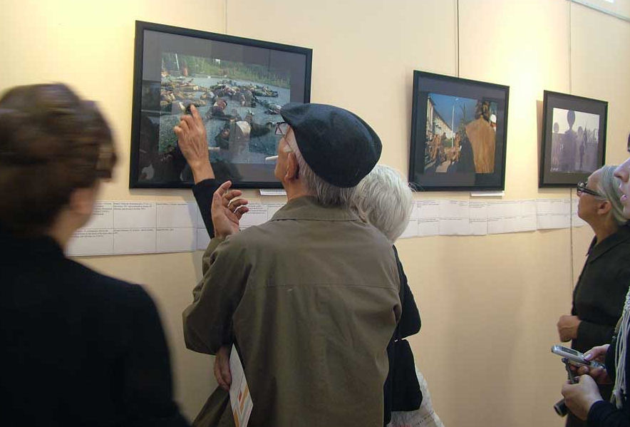 2005年、トビリシで開催されたアブハジアにおける民族浄化12周年追悼展覧会の様子。