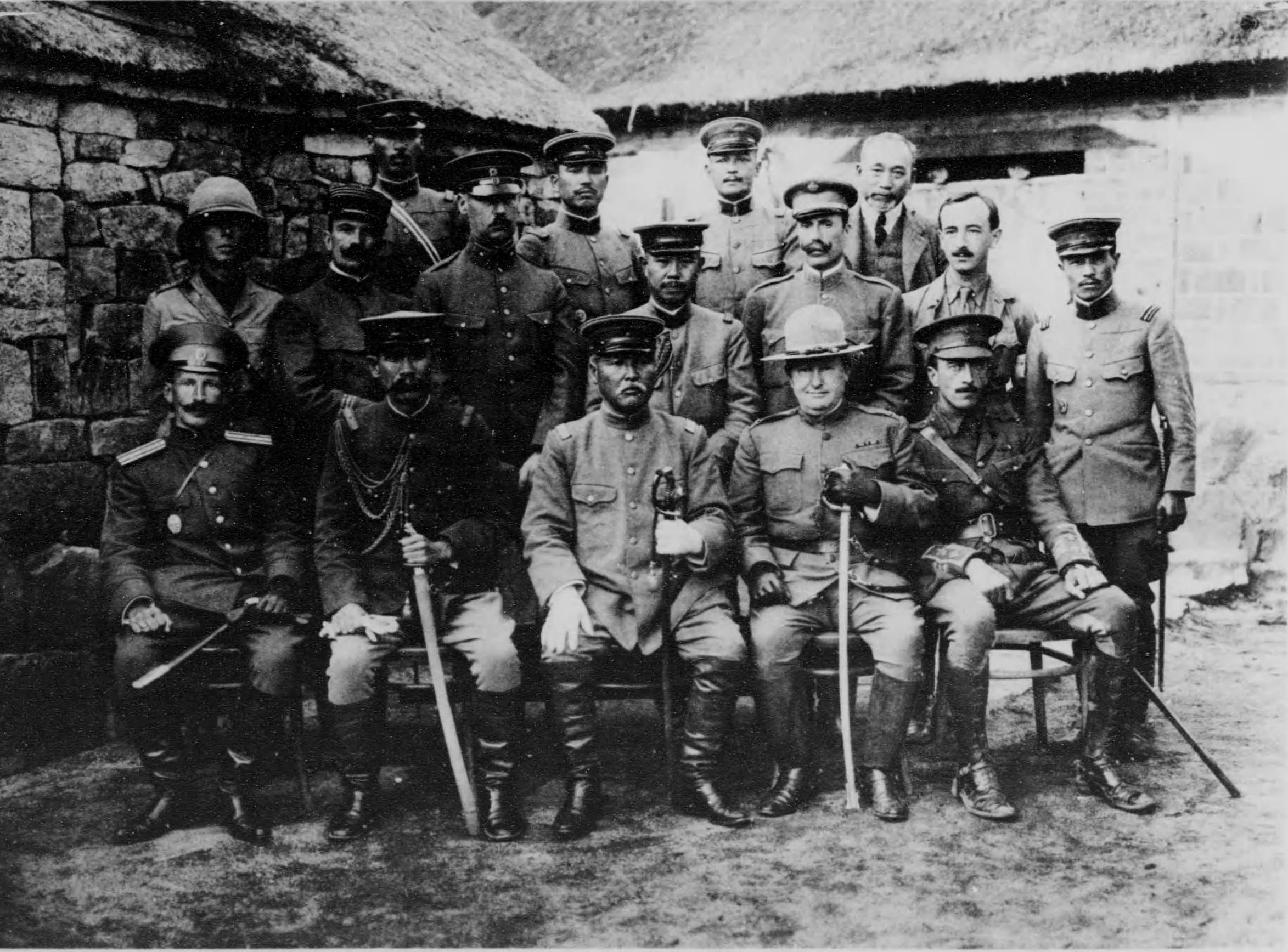 1914년 칭다오 전투 당시 장춘의 사령부에서 외국 관전 무관 및 신문기자들과 함께 촬영된 가미오 미쓰오미 중장.