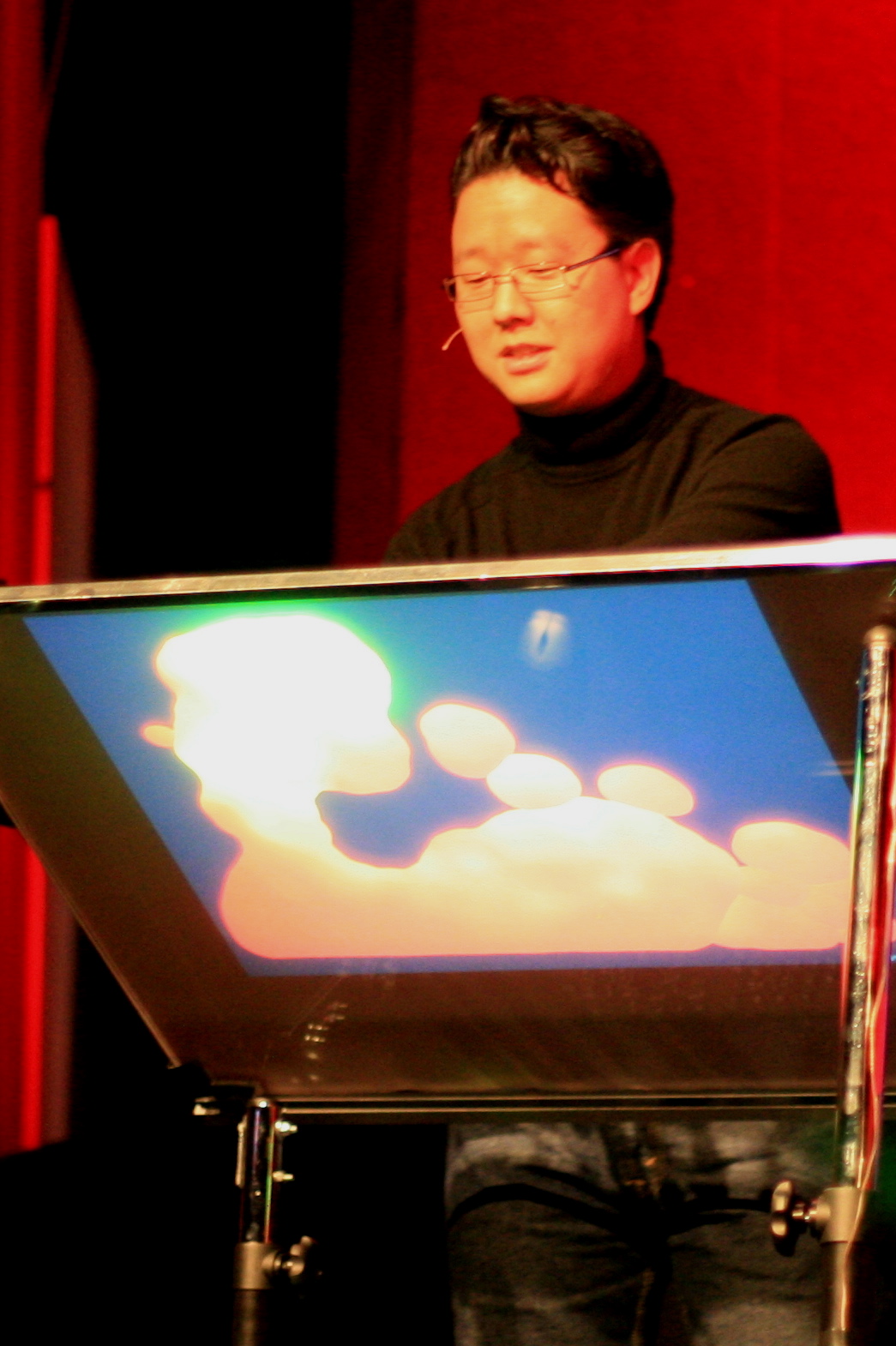 2006년 TED 컨퍼런스에서 초기 멀티터치 시스템을 시연하는 한재식