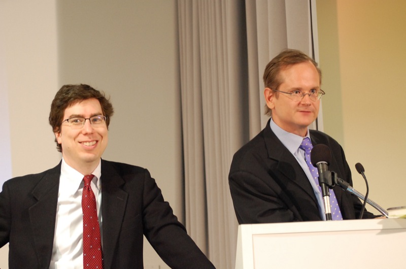 Jonathan Zittrain dan Lessig pada tahun 2008.