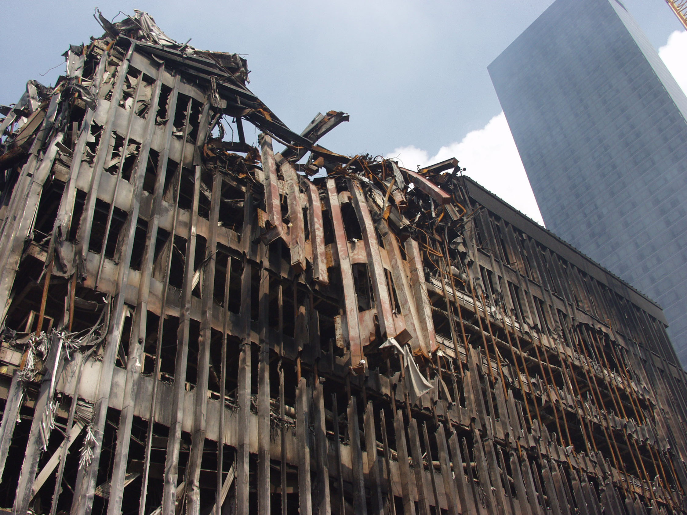 파괴된 5 월드 트레이드 센터의 사진.