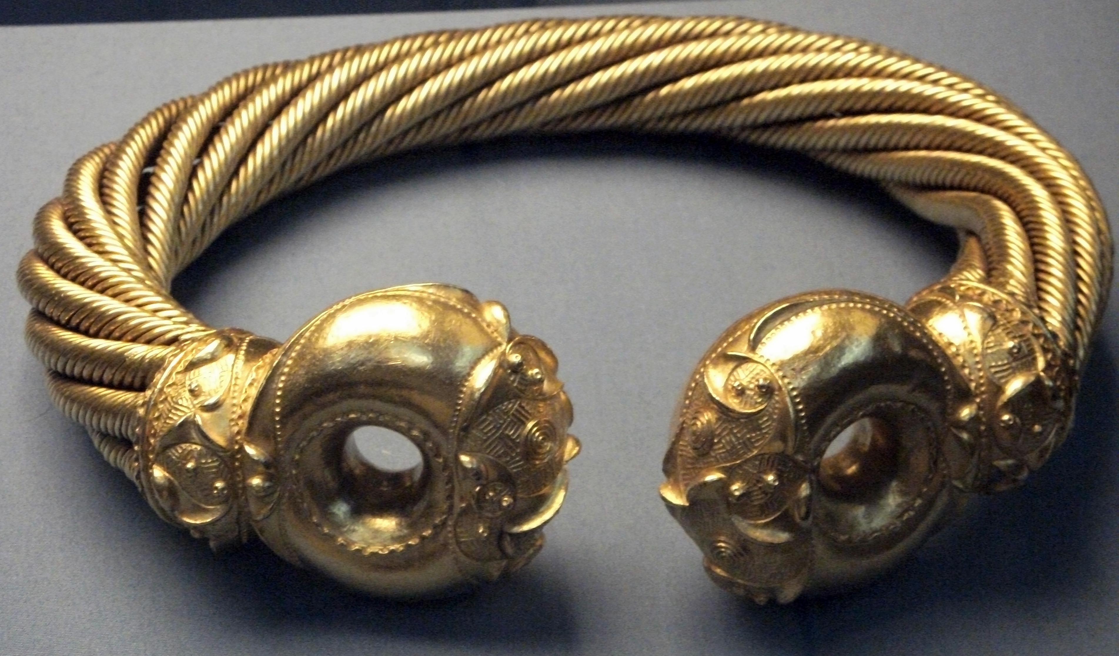 스네티샴 토크는 1킬로그램의 금을 포함하고 있다. 영국 <a href=