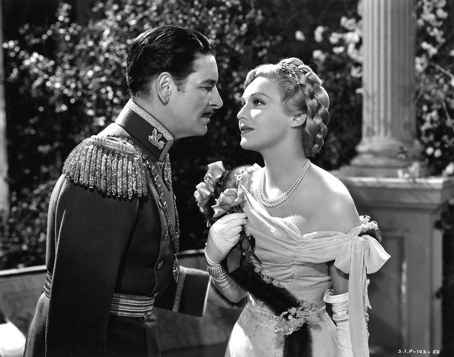 Ronald Colman và Madeleine Carroll trong The Prisoner of Zenda, 1937.