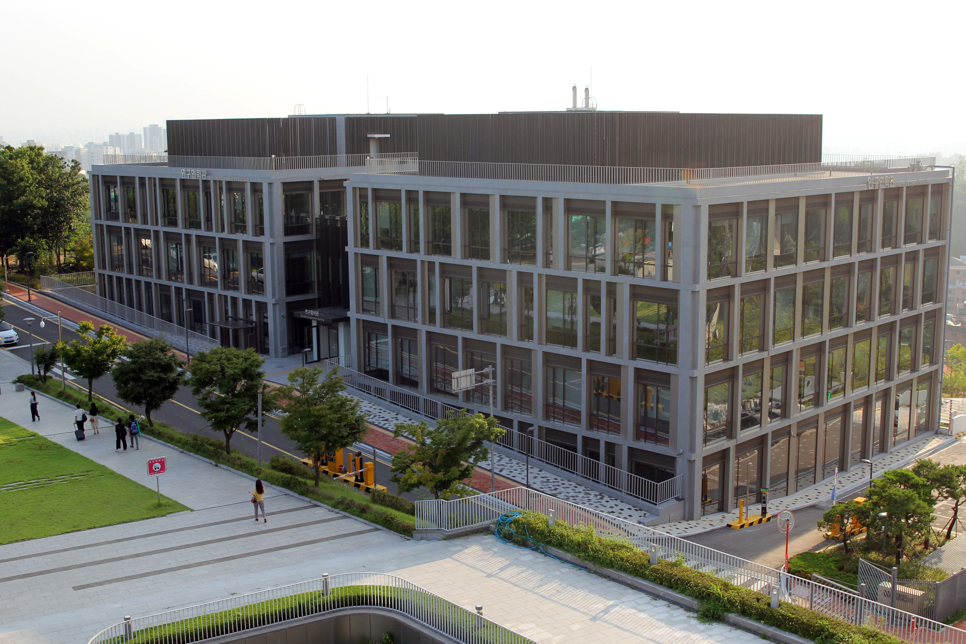 양자나노과학 연구단이 위치한 이화여자대학교 연구협력관 전경.