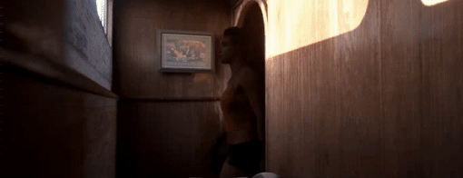 Man of Medan의 예지력 메커니즘 스크린샷. 플레이어 캐릭터가 방으로 들어가면 벽에 검은색 액자가 걸려 있습니다. 그림 옆에 녹색 