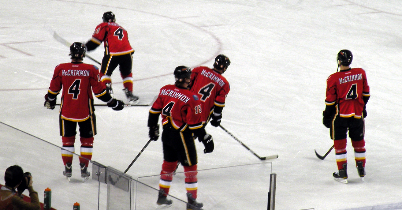 2011-12 시즌 NHL 경기 전 매크리먼을 기리기 위해 특별 유니폼을 입은 캘거리 플레임스 선수들. 유니폼 등번호는 매크리먼의 현역 시절 등번호인 4번이다.