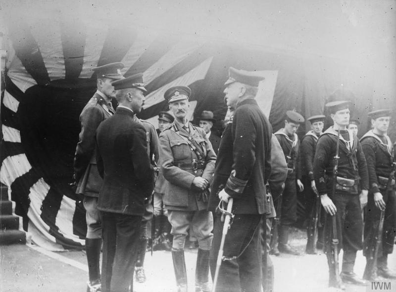 大正7年(1918年)にイギリス海軍部隊を訪問した東伏見宮依仁親王(左)。
