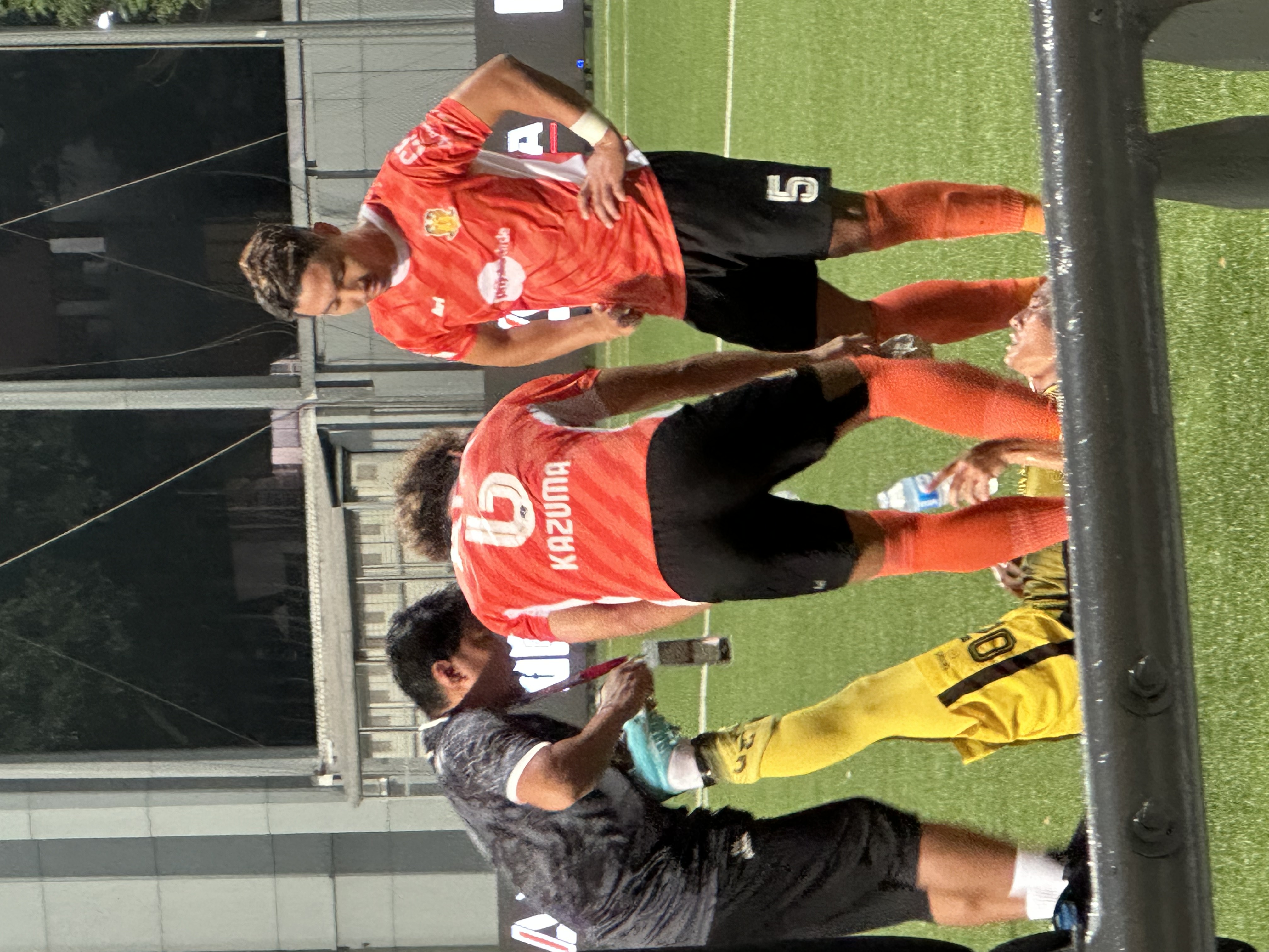2023년 8월 4일 DPMM FC와 호우강 유나이티드 FC 경기에서 부상당한 브루나이 DPMM 선수를 돕고 있는 다카야마 가즈마(왼쪽)와 구리야마 나오키.