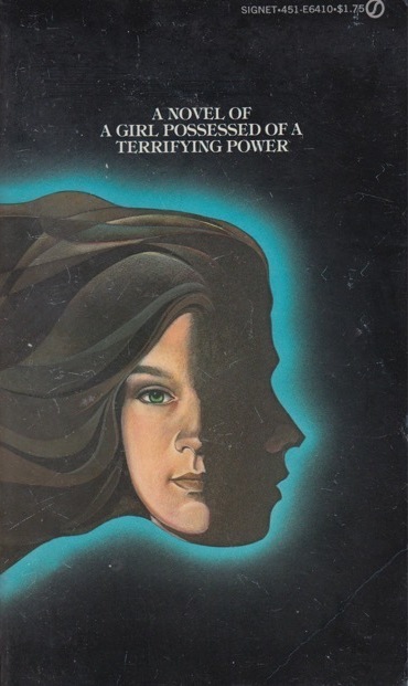 1975년 페이퍼백 판의 표지 미술. 십대 소녀의 얼굴이 부분적으로 가려져 있고 앞을 보고 있다. 그녀 뒤에는 파란색 불빛으로 테두리가 쳐진 실루엣이 오른쪽을 향하고 있다. 얼굴 위에는 