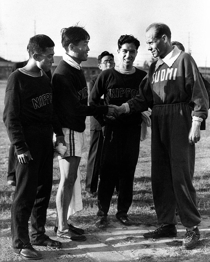 1932년 로스앤젤레스 올림픽 당시 마라톤 일본 대표팀(왼쪽부터 김은배, 권태하, 쓰다 세이이치로)과 만난 누르미.