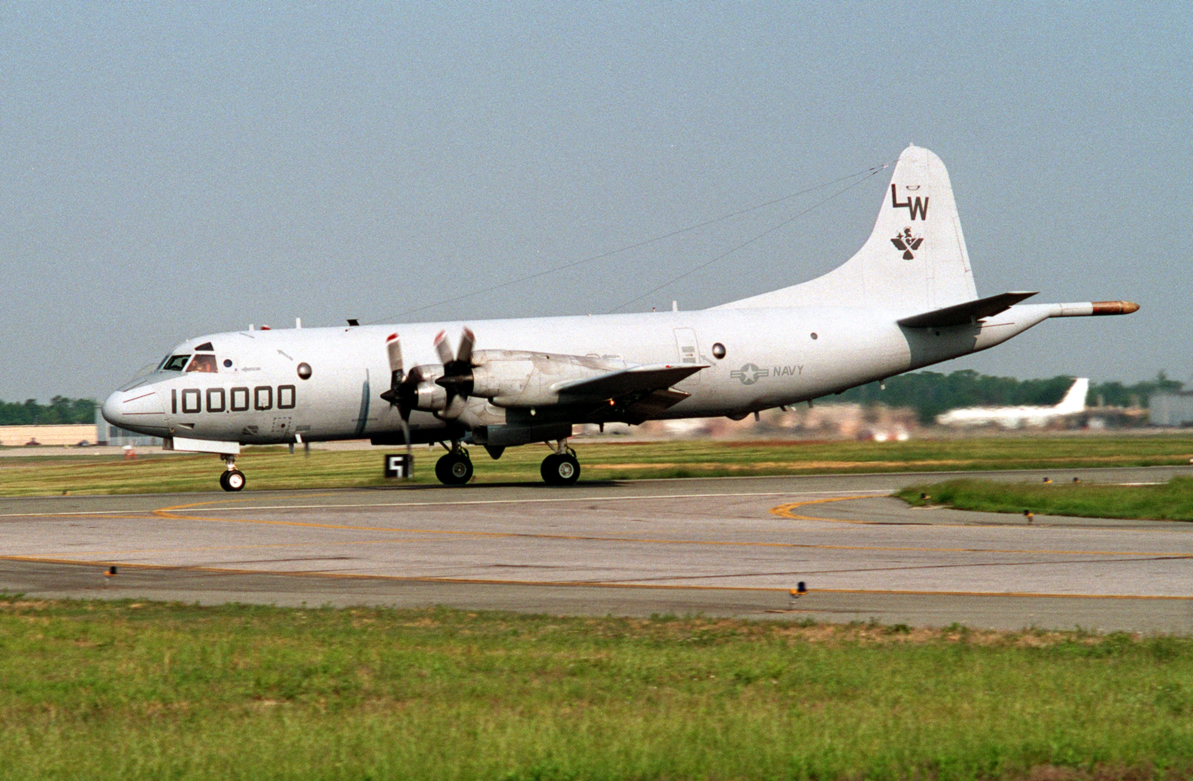 1994년 NAF 워싱턴에서 활주하는 VP-68 블랙호크의 미 해군 록히드 P-3C