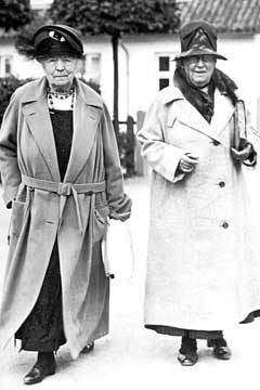 Valborg Olander (right) with Selma Lagerlöf in the 1930s
