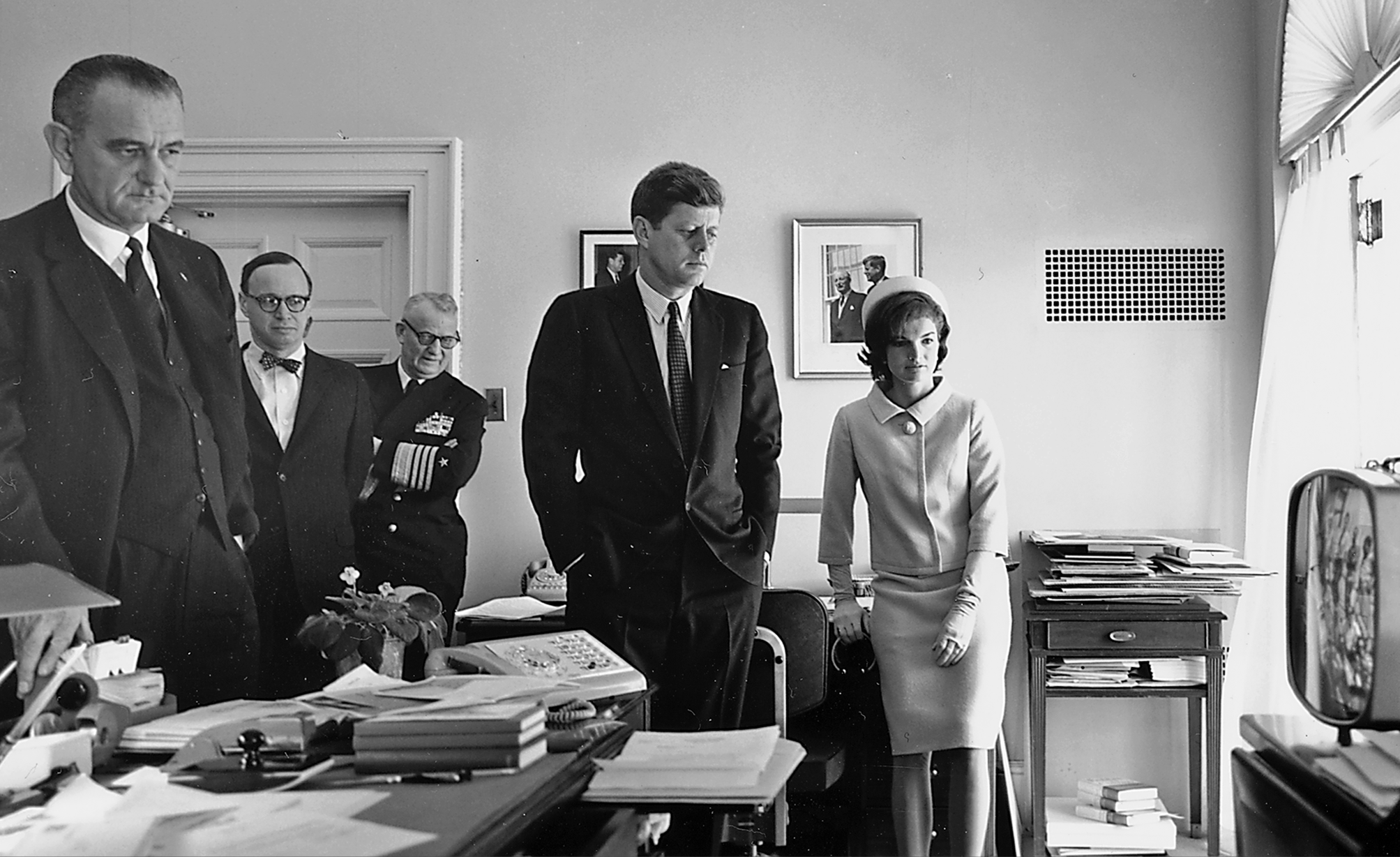 Schlesinger menyaksikan penerbangan Alan Shepard dengan Presiden Kennedy, Wakil Presiden Johnson, Jackie Kennedy, dan Laksamana Arleigh Burke di Kantor Sekretaris Presiden Gedung Putih, 5 Mei 1961.