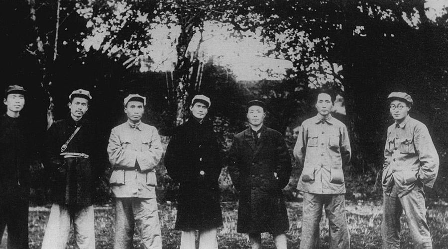1931년 11월 중국 공산당 지도자들. 왼쪽부터 구쭤린, 런비스, 주더, 덩파, 샹잉, 마오쩌둥, 왕자샹