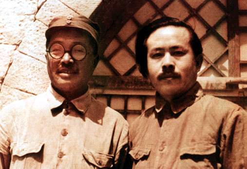 1945년 중국 공산당 제7차 당대회 중의 허룽과 런비스