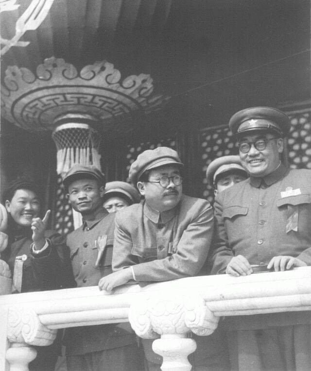 1950년 10월 1일 중화인민공화국 건국 1주년 기념식에 참석한 런비스 (난간에 기대어 있음). 그의 사망 한 달 전 모습이다.