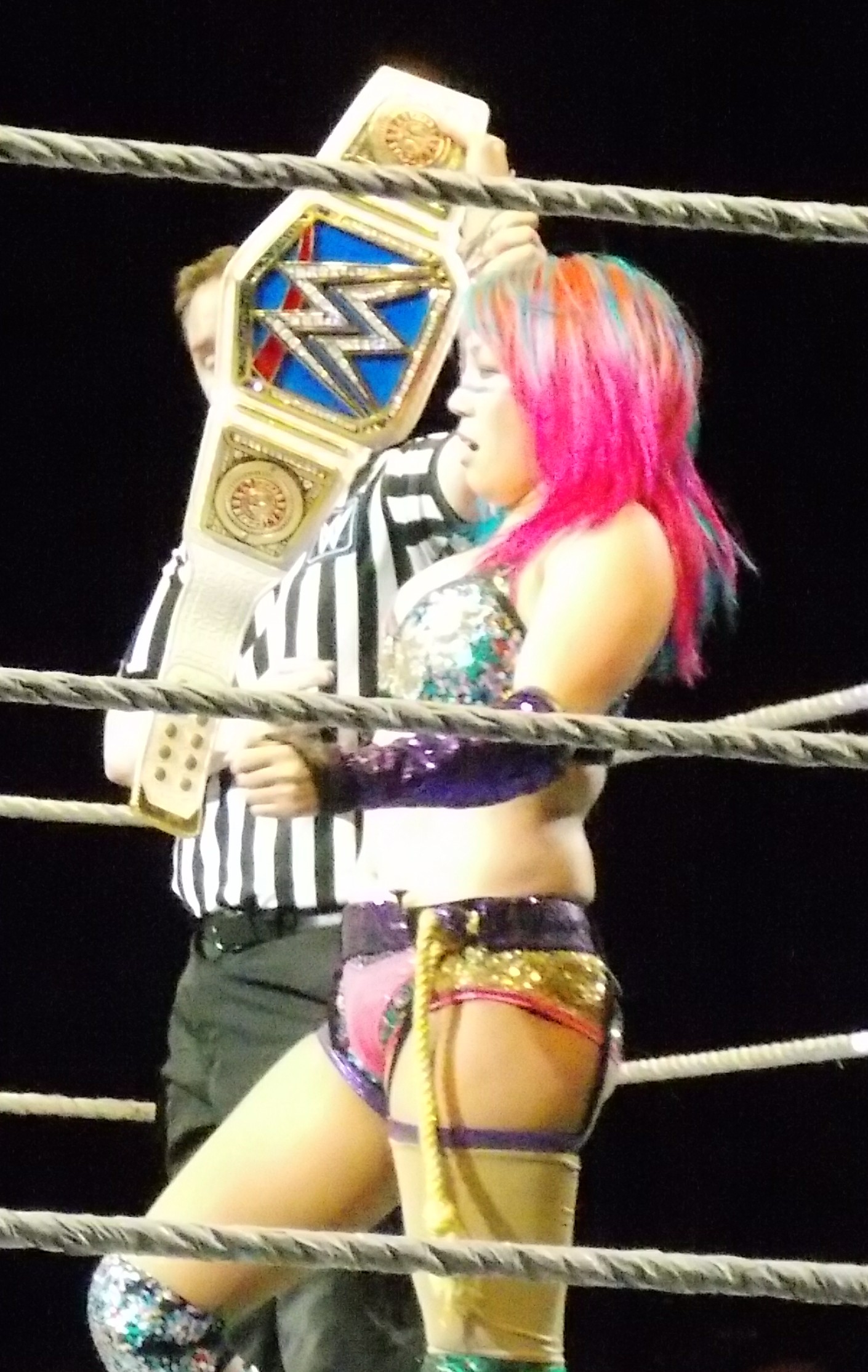 Asuka sebagai Juara Wanita SmackDown WWE pada tahun 2019.