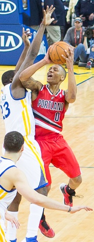 Lillard thực hiện cú nhảy ném qua người Draymond Green của Golden State Warriors vào tháng 1 năm 2013.