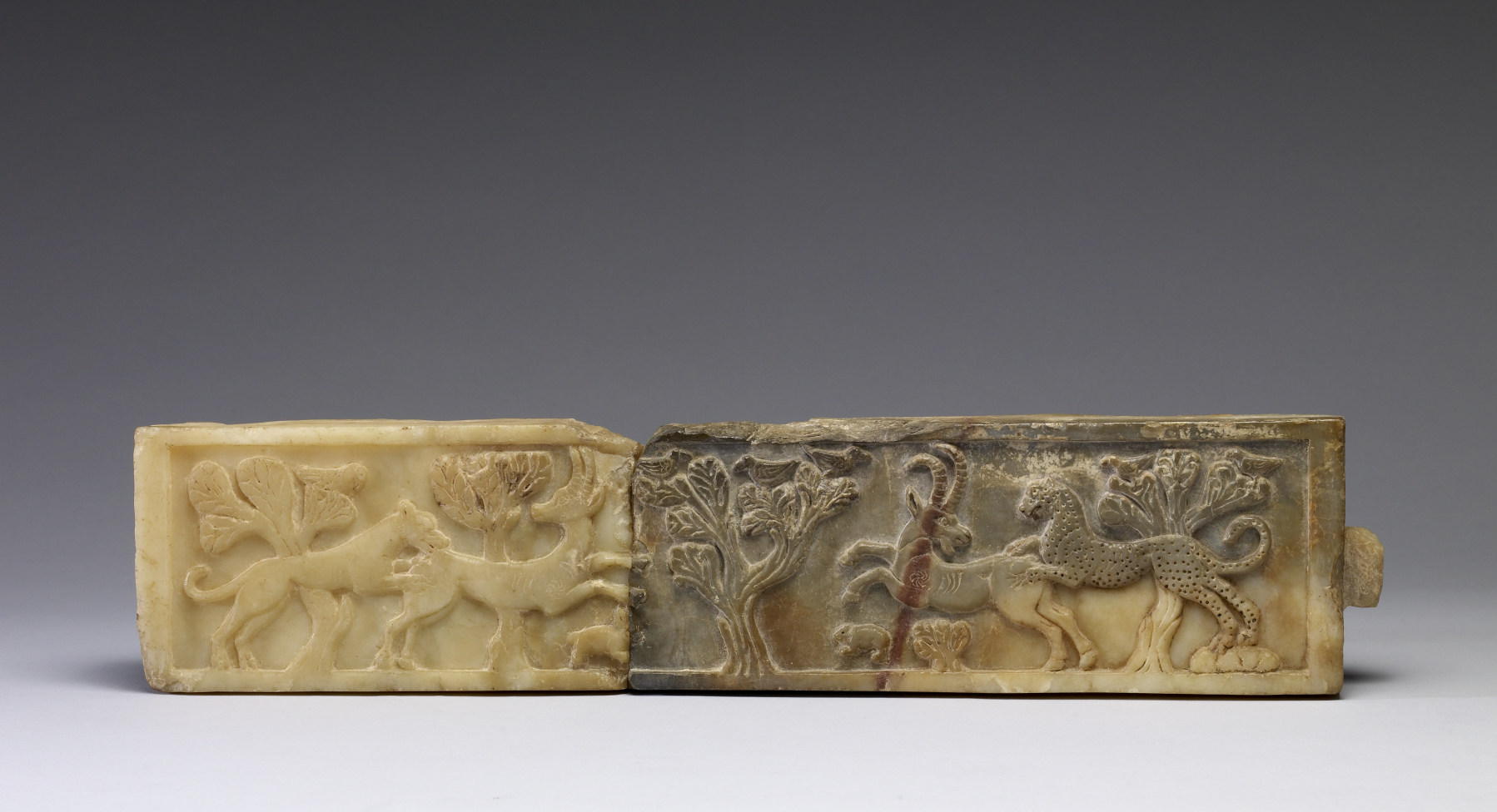 Relief Arab Selatan dari abad kelima SM, di Museum Seni Walters. Di sisi kiri relief ini, seekor singa menyerang seekor kijang, sementara seekor kelinci mencoba melompat menjauh dari kaki depan kijang. Di sebelah kanan, seekor macan tutul melompat turun dari bebatuan ke punggung seekor ibex; seekor hewan pengerat kecil melarikan diri dari kuku ibex. Burung-burung di cabang pohon akasia mengamati kedua adegan tersebut.
