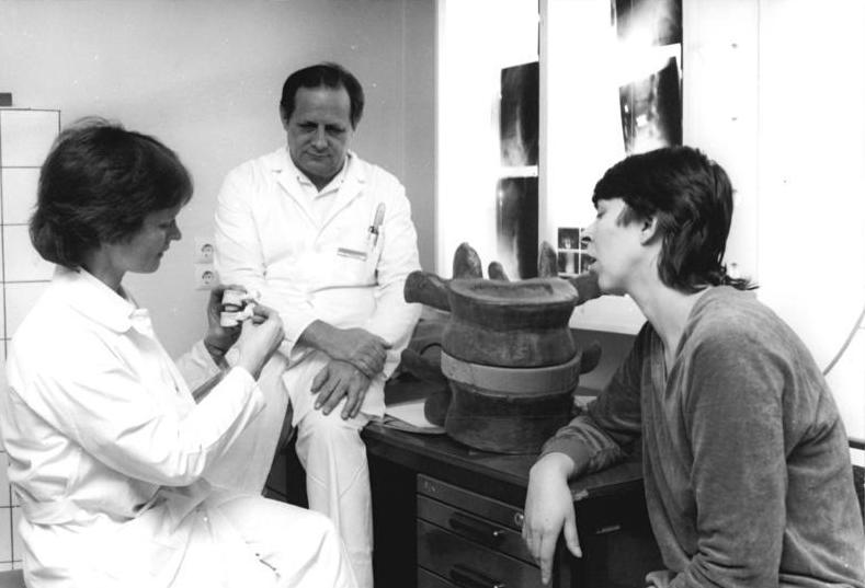 카린 뷔트너-얀츠(왼쪽)와 쿠르트 쉘나크(가운데)는 1980년대에 인공 척추 디스크 <i>Charité Disc</i>를 개발했다.