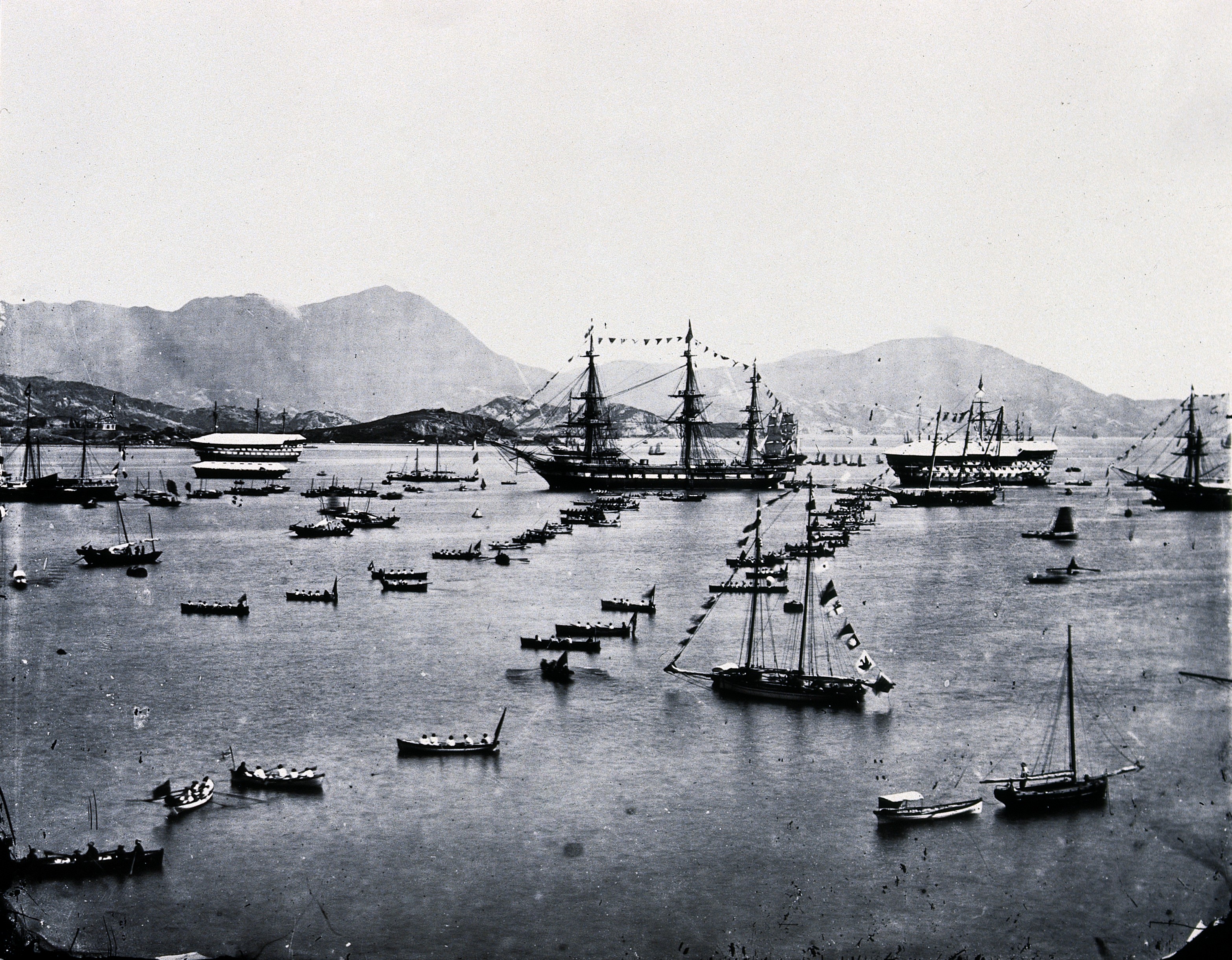 HMS 갈라테이아호가 알프레트를 태우고 홍콩의 빅토리아 항구에 도착하는 모습, 1869년