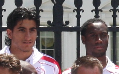 아약스 동료였던 아라스 외즈빌리즈와 함께 있는 아니타 (오른쪽)