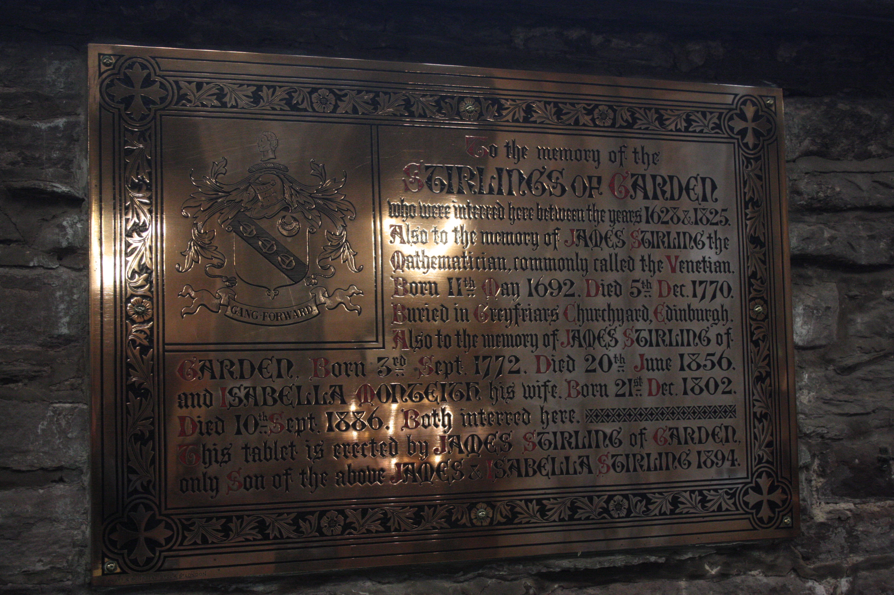 가든의 스털링 가문을 기리는 던블레인 대성당의 명판
