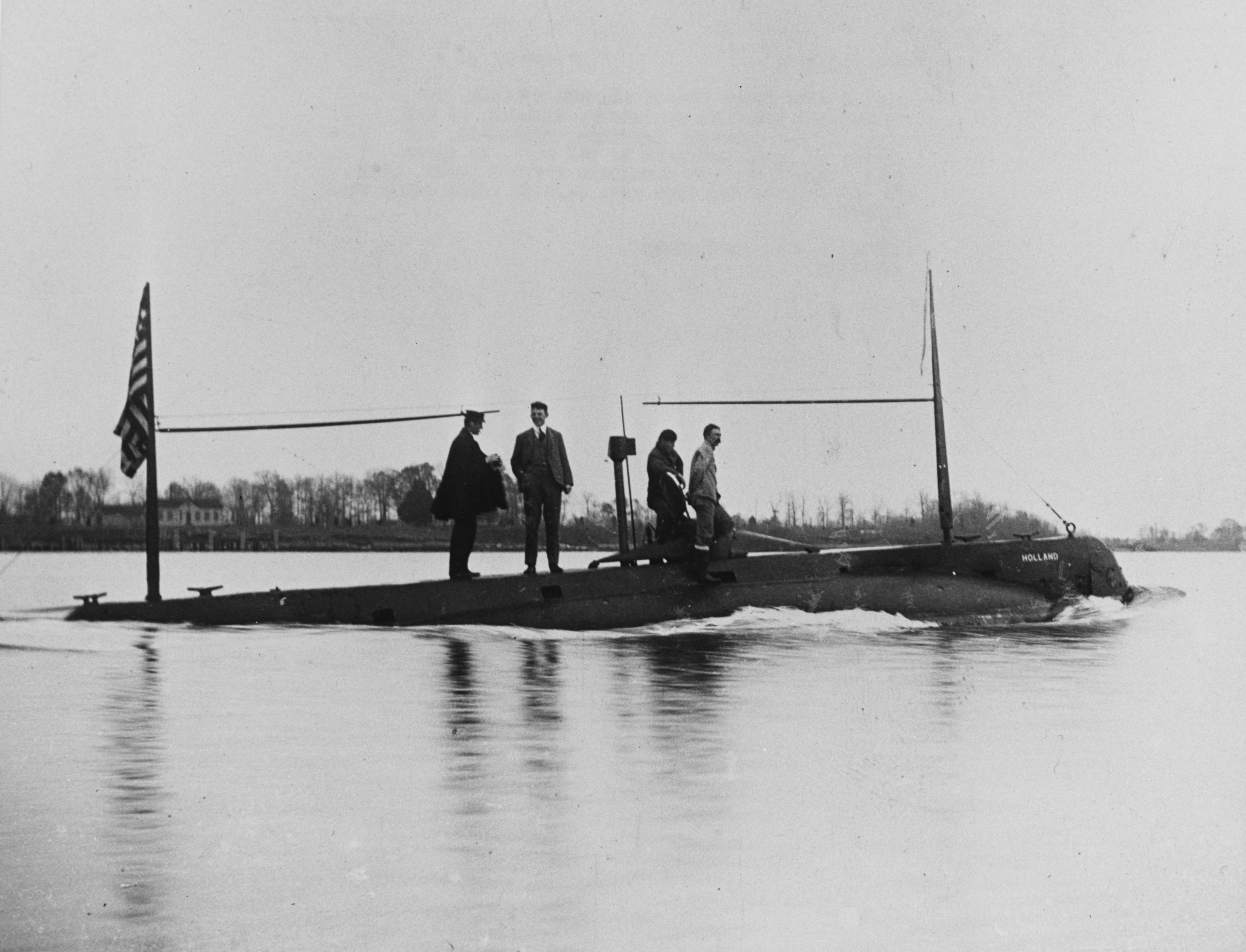 USS <i>Holland</i>는 1900년 Holland Torpedo Boat Station에서 <a href=