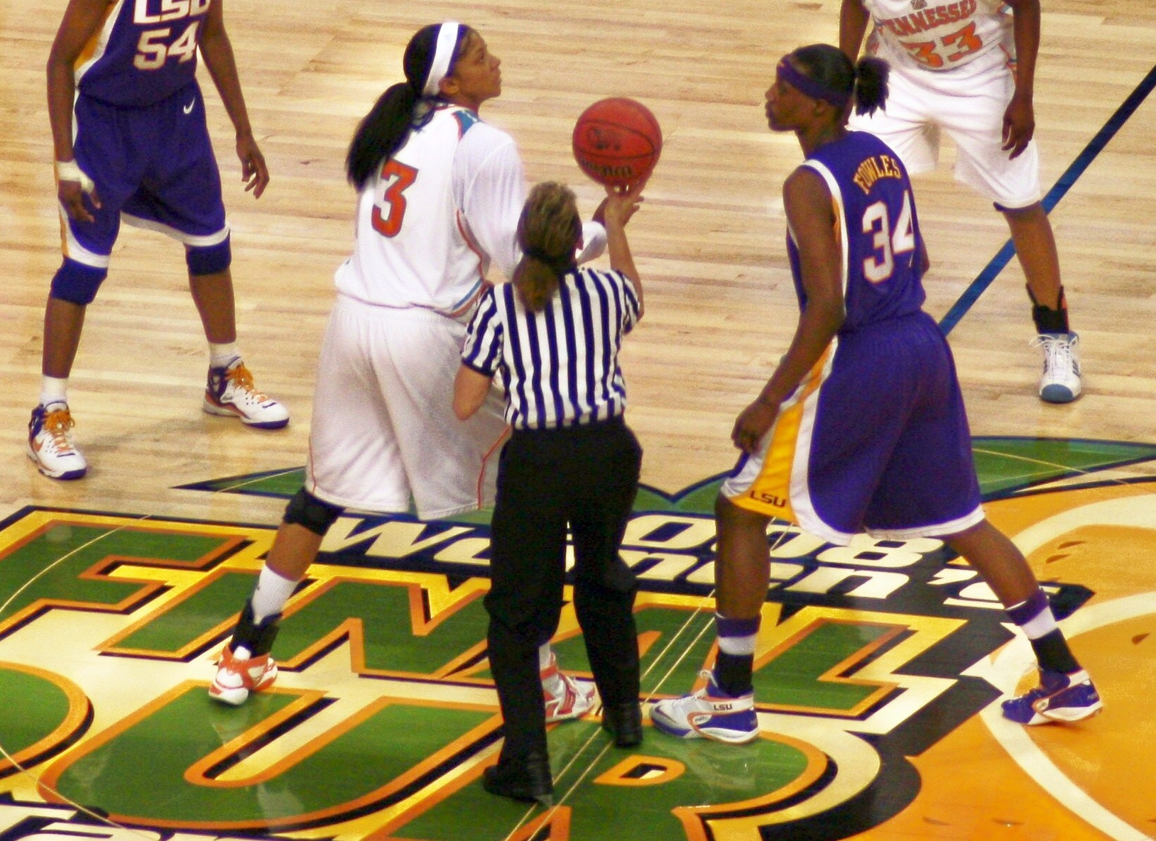 2008년 NCAA 파이널 포 개시 점프볼에서 캔디스 파커와 맞붙은 파울스 (오른쪽, 등번호 34번)