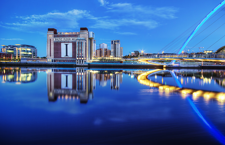 현대적인 건물로 둘러싸인 