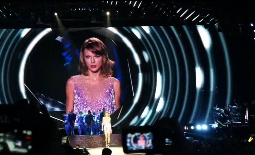 The 1989 World Tour에서 테일러 스위프트가 무대에 있는 사진