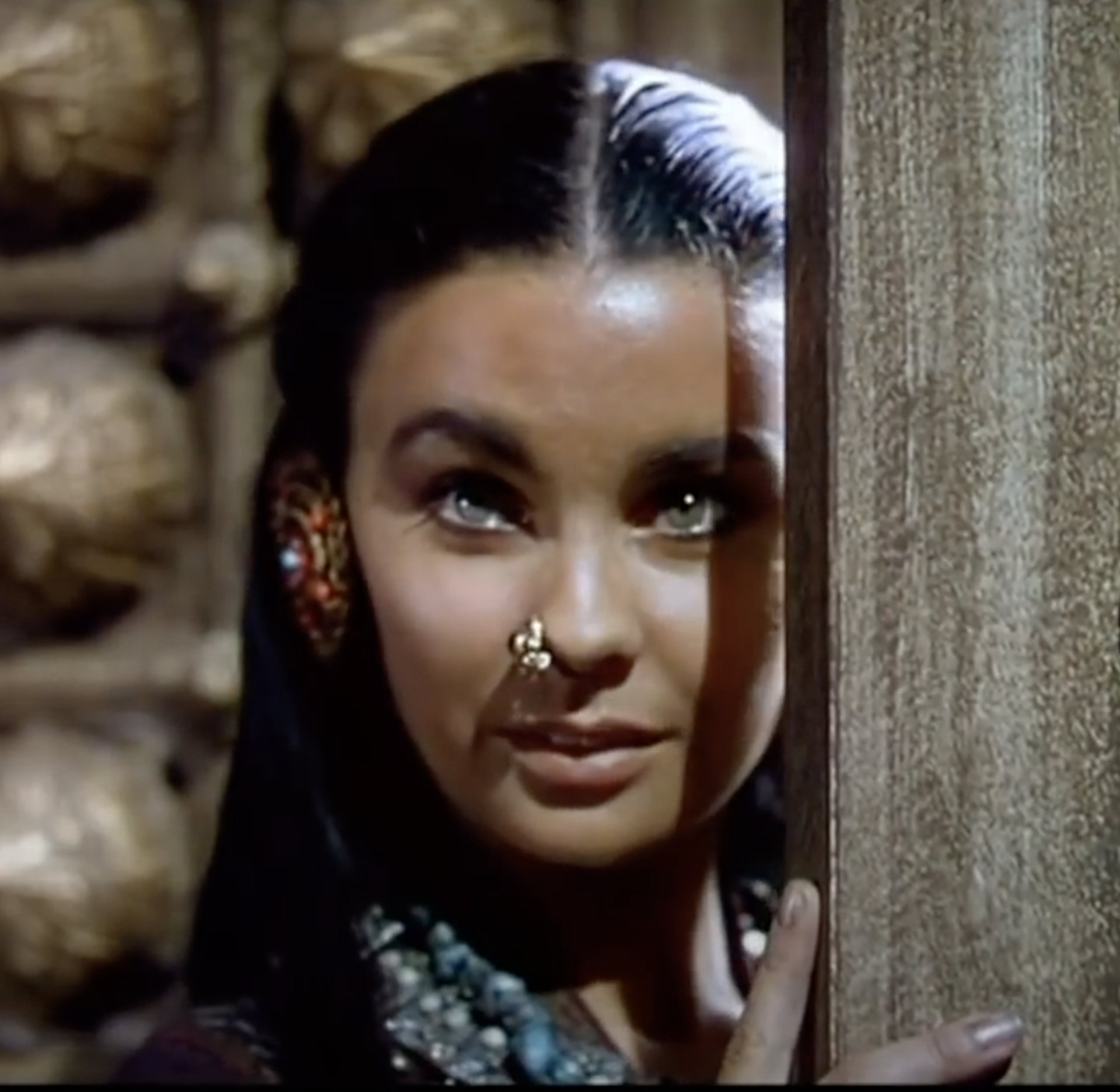 ซิมมอนส์ในเรื่อง ดอกรักสีดำ (ค.ศ. 1947)
