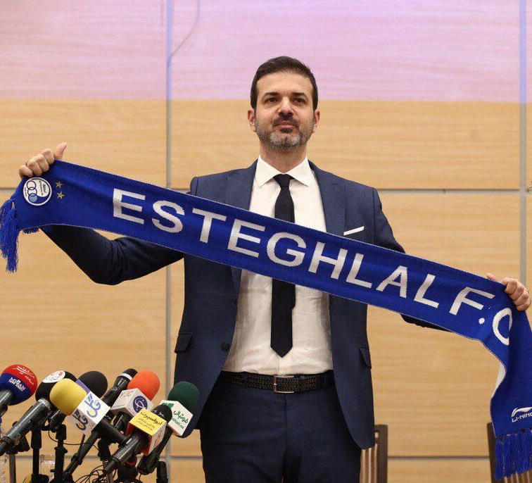 2019年6月、エステグラルFC監督として記者会見を行うアンドレア・ストラマッチョーニ。