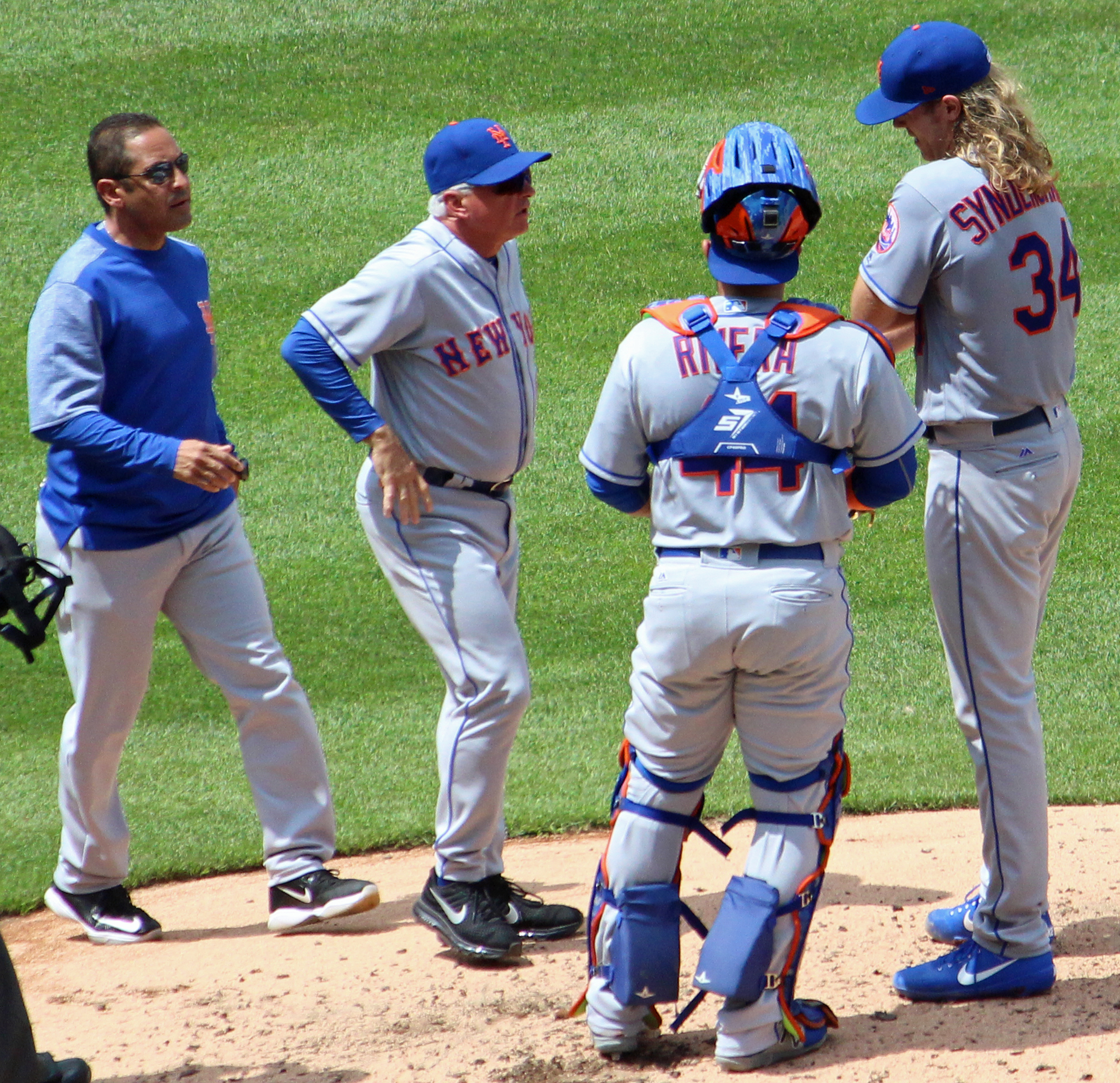 Syndergaard (phải) sau khi bị chấn thương tay trong trận đấu vào ngày 30 tháng 4 năm 2017 tại Nationals Park.