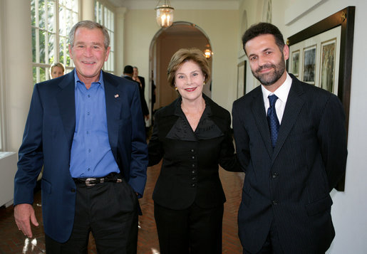 2007年のジョージ・W・ブッシュ大統領とローラ・ブッシュ夫人、そしてカーレド・ホッセイニ。