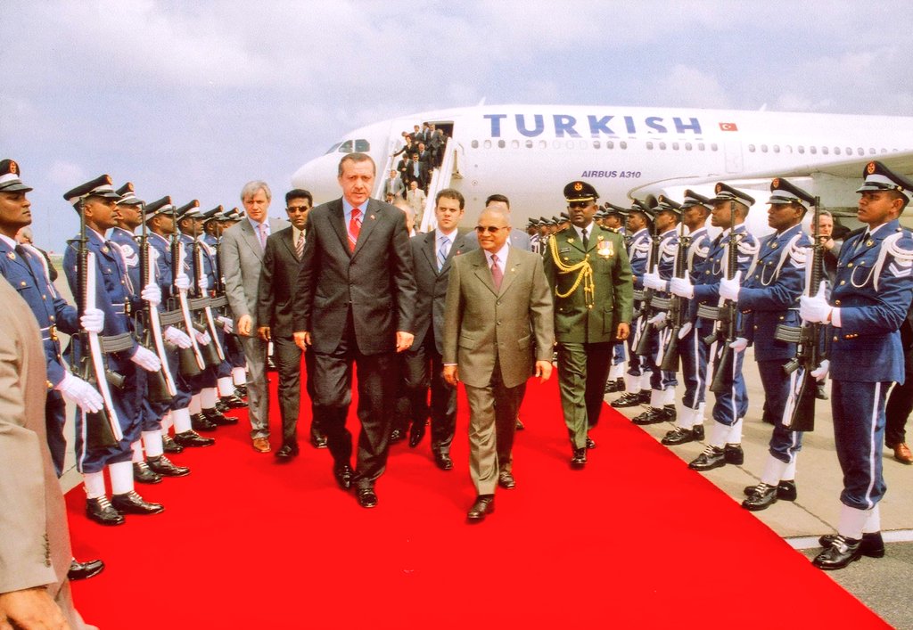 2005년 벨라나 국제공항에서 레제프 타이이프 에르도안 터키 총리를 영접하는 가윰