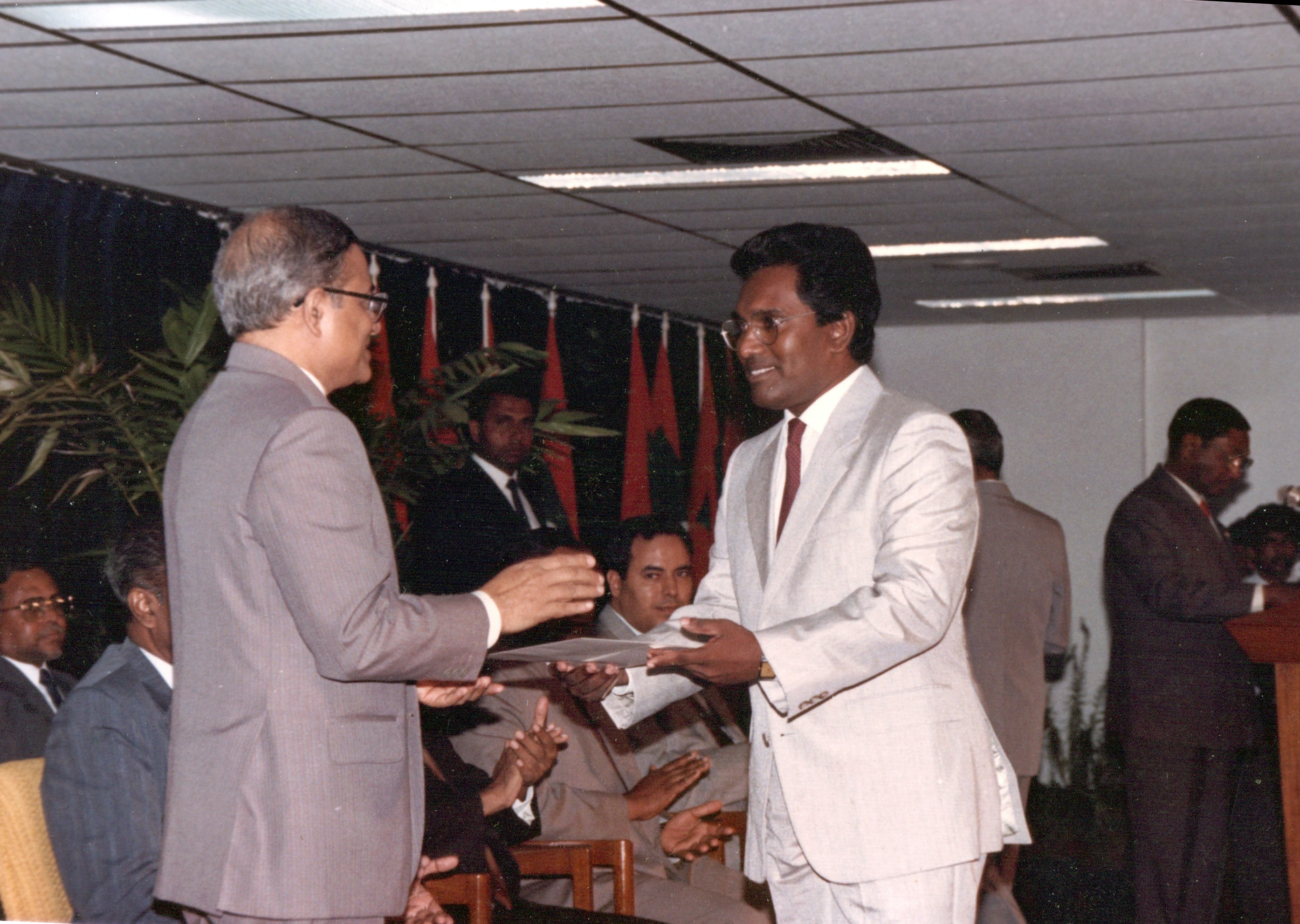 1989년 미래의 대통령 모하메드 와히드 하산에게 상을 수여하는 가윰