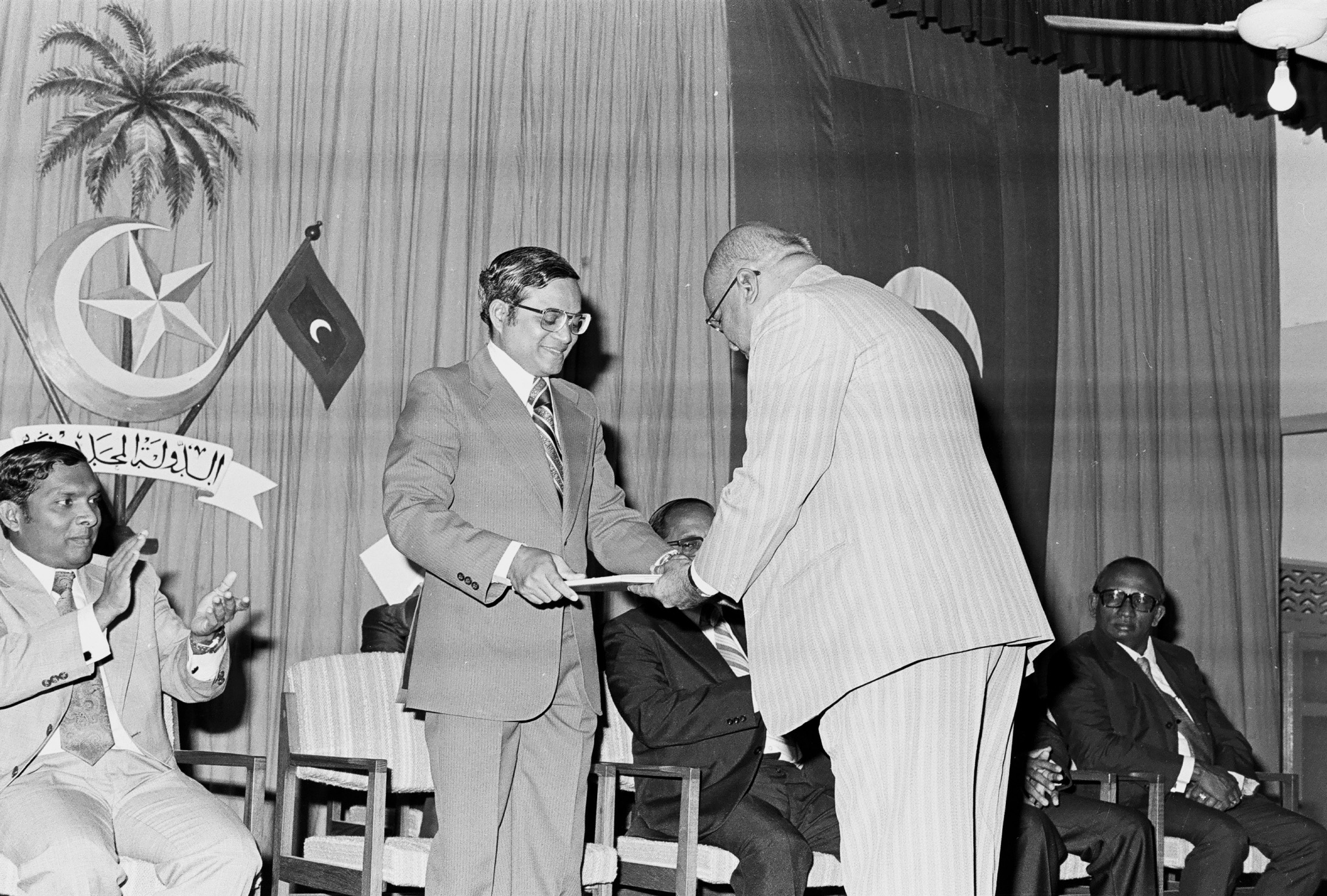 1979년 이브라힘 시합에게 상을 수여하는 가윰