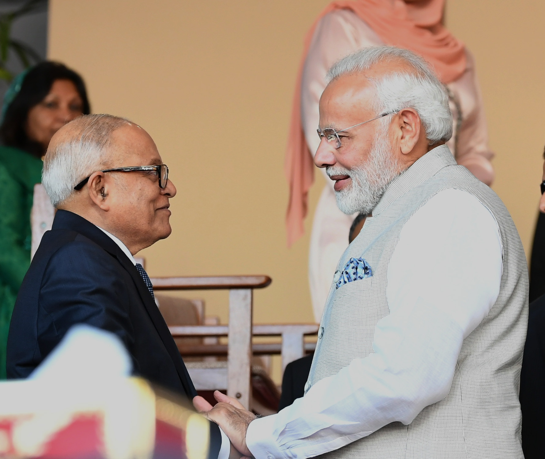 2018년 11월 몰디브에서 이브라힘 모하메드 솔리 대통령 당선인의 취임식에서 나렌드라 모디 인도 총리와 함께 있는 가윰