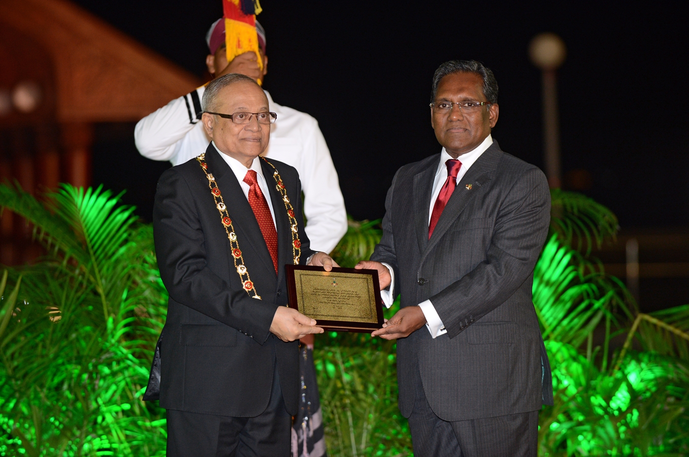 2013년 모하메드 와히드 하산으로부터 가지 룰 오브 아너 훈장을 받는 가윰