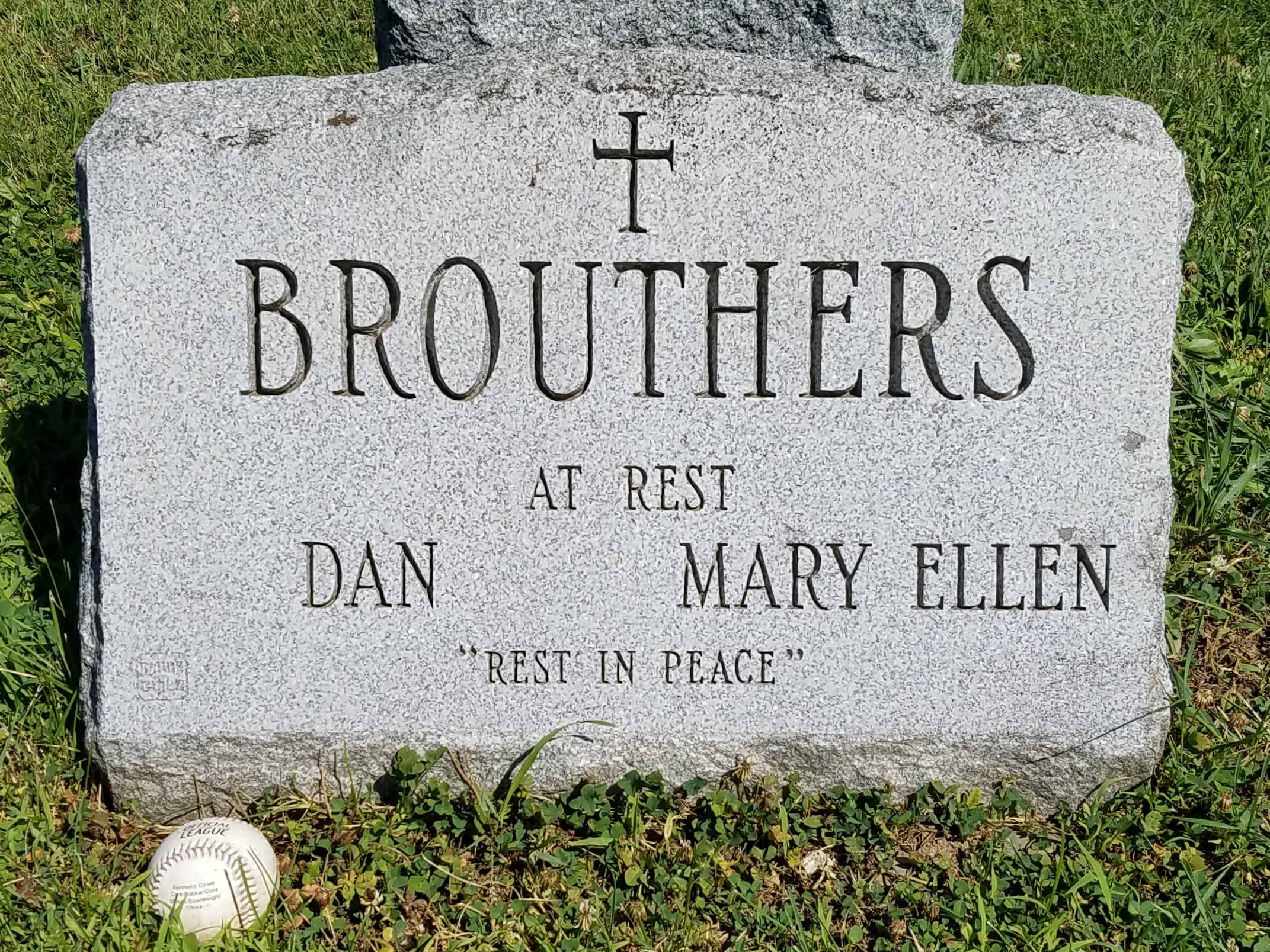 Makam Brouthers di Tanah Perkuburan Gereja St. Mary di Wappingers Falls.