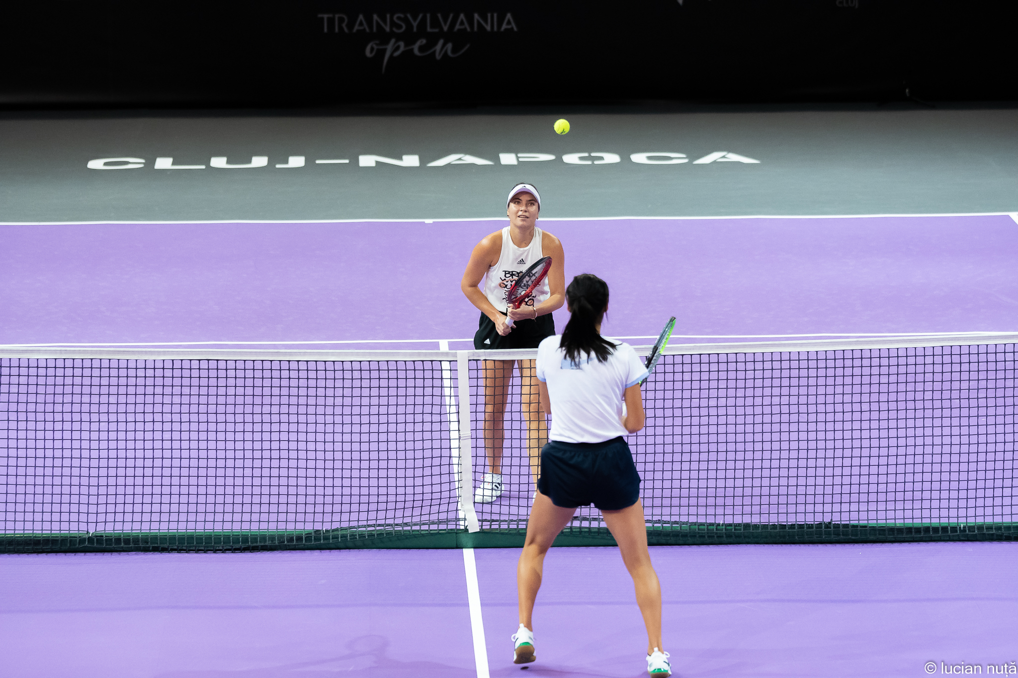 Raducanu (foreground) and Elena-Gabriela Ruse practicing together at the Transylvania Open in 2021