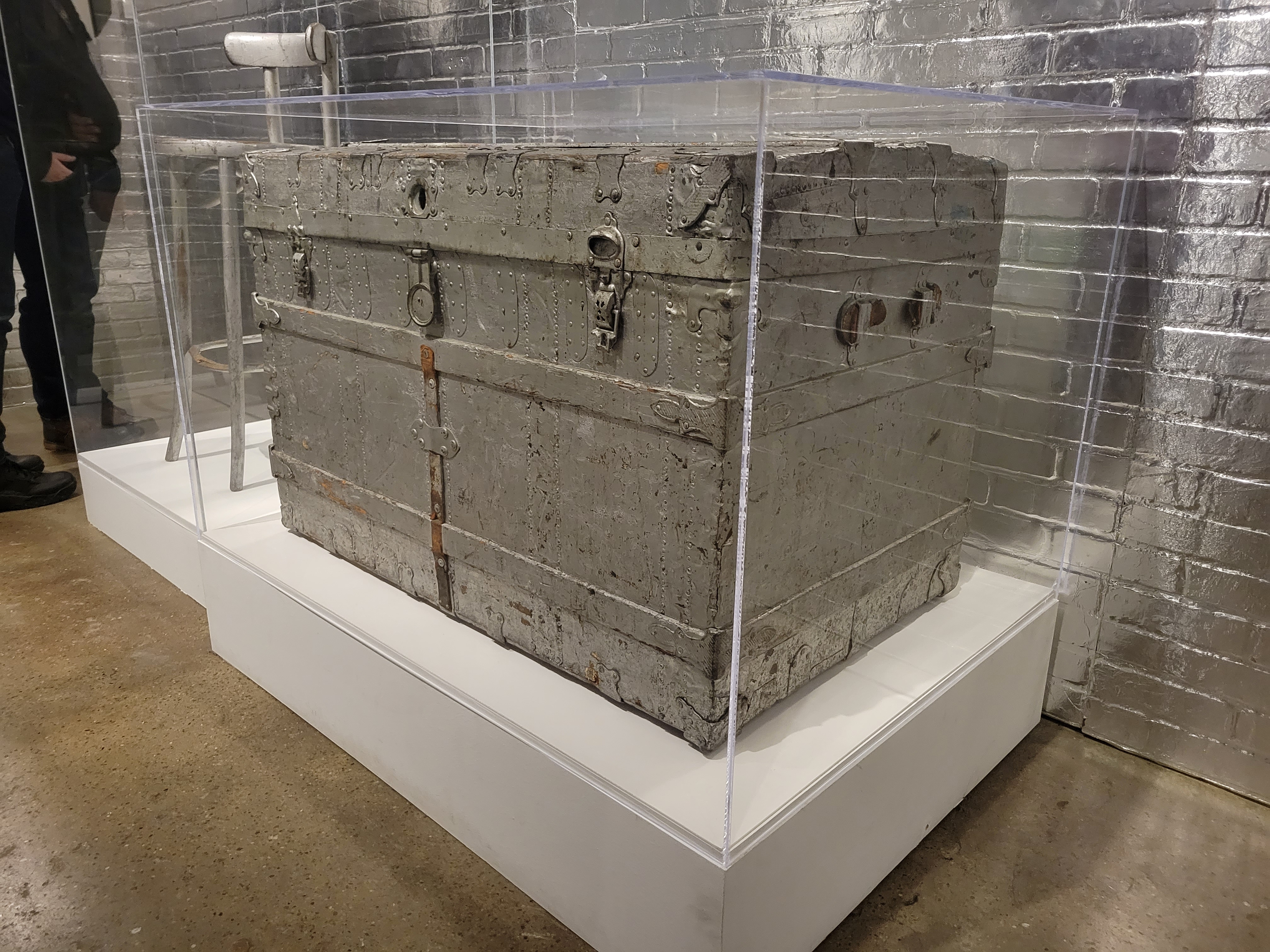 Plexiglas 비트린 내부의 은색 페인트 트렁크