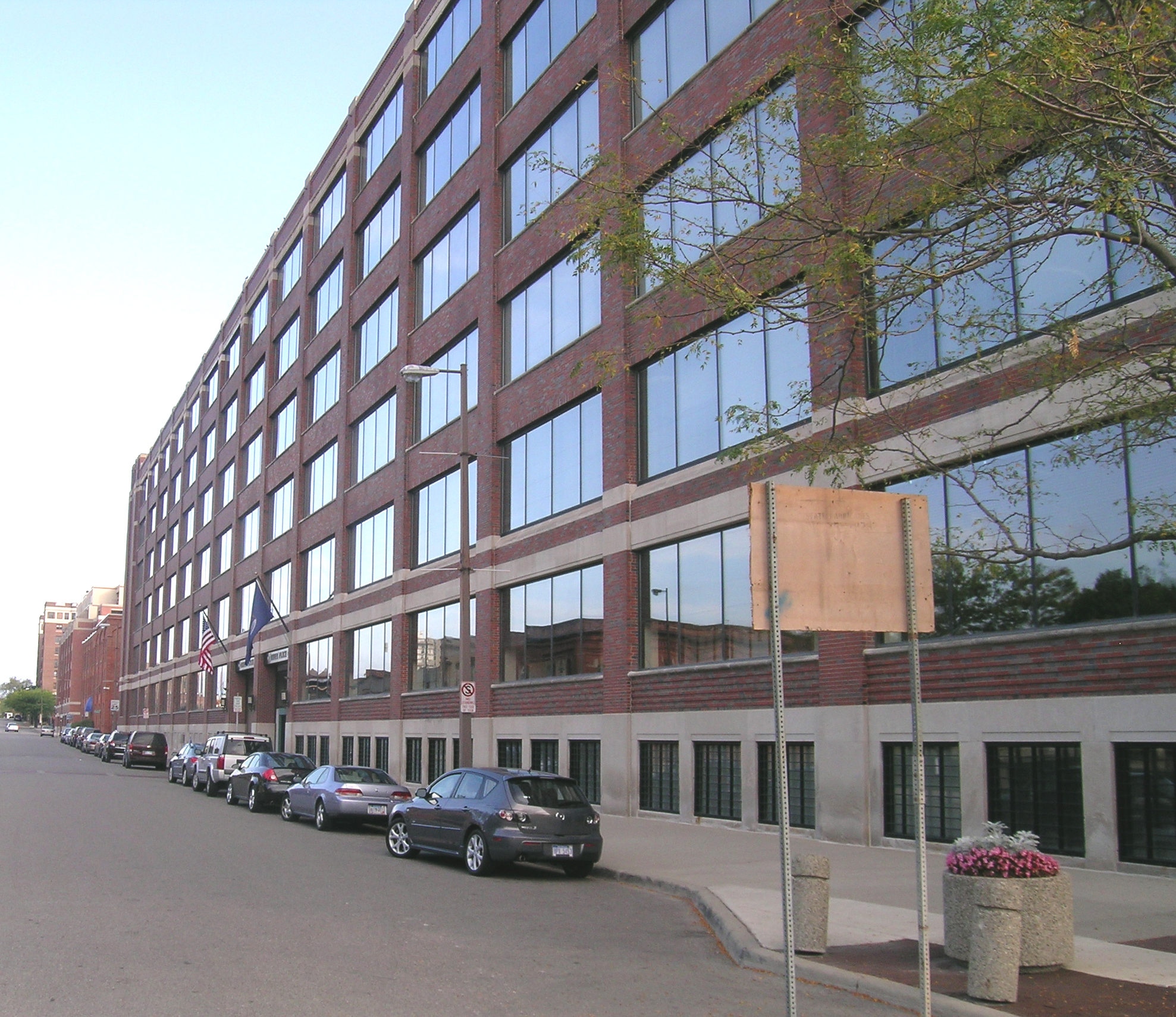 벽돌과 유리 사무실 건물