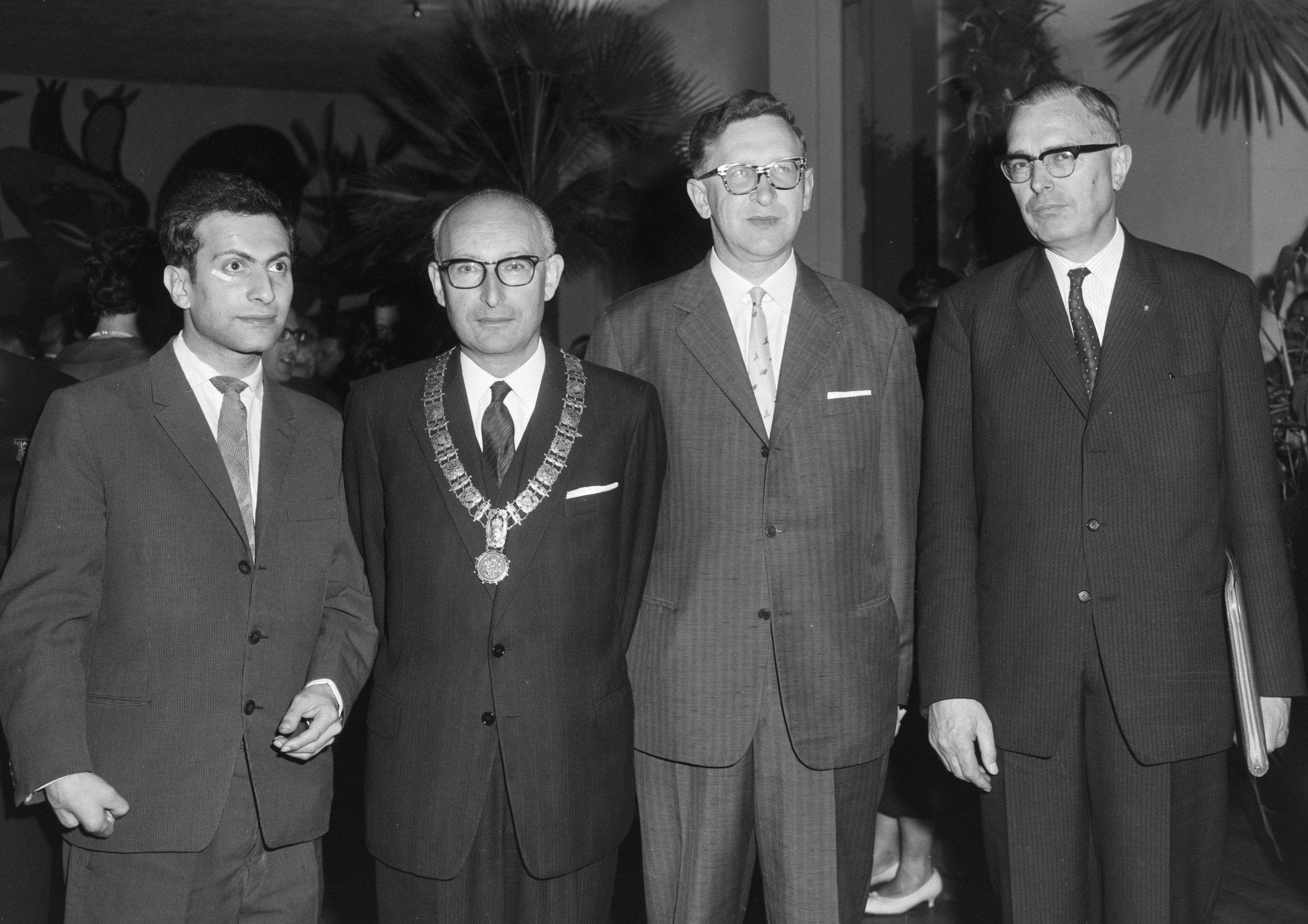 암스테르담에서 열린 인터조널 토너먼트 개회식. 왼쪽부터: 미하일 탈, R. 판 덴 베르흐(시 공무원), <a href=